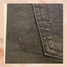 Chargez l'image dans la visionneuse de la galerie, 7 For All Mankind Black Cut Off Jean Shorts (Pre-Loved) Size 29