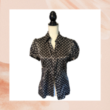 Carica l'immagine nel visualizzatore della galleria, APT 9 Satin Geometric Dark Charcoal Puffy Short Sleeve Blouse (Pre-Loved) Size M