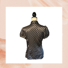 Carica l'immagine nel visualizzatore della galleria, APT 9 Satin Geometric Dark Charcoal Puffy Short Sleeve Blouse (Pre-Loved) Size M