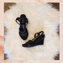 Laden Sie das Bild in den Galerie-Viewer. Aerosoles Black Leather Twist Front Ankle Strap Wedge Sandal (Pre-Loved) Size 9