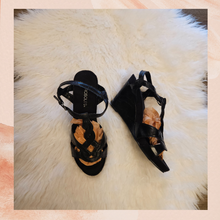 Laden Sie das Bild in den Galerie-Viewer. Aerosoles Black Leather Twist Front Ankle Strap Wedge Sandal (Pre-Loved) Size 9