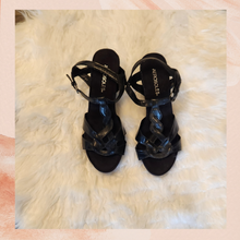 Laden Sie das Bild in den Galerie-Viewer. Aerosoles Black Leather Twist Front Ankle Strap Wedge Sandal (Pre-Loved) Size 9