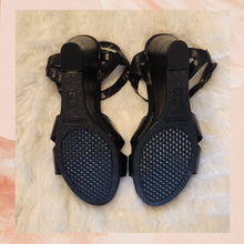 Laden Sie das Bild in den Galerie-Viewer. Aerosoles Black Leather Twist Front Ankle Strap Wedge Sandal (Pre-Loved) Size 9