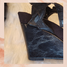 Laden Sie das Bild in den Galerie-Viewer. Aerosoles Black Leather Twist Front Ankle Strap Wedge Sandal (Pre-Loved) Size 9