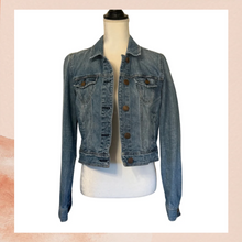 Laden Sie das Bild in den Galerie-Viewer. American Eagle Medium Wash Cropped Denim Jacket (Pre-Loved) Size Large