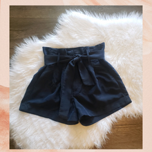 Laden Sie das Bild in den Galerie-Viewer. American Eagle Navy Pleated Cuffed Casual Shorts (Pre-Loved) Size 2