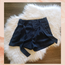 Laden Sie das Bild in den Galerie-Viewer. American Eagle Navy Pleated Cuffed Casual Shorts (Pre-Loved) Size 2