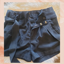 Laden Sie das Bild in den Galerie-Viewer. American Eagle Navy Pleated Cuffed Casual Shorts (Pre-Loved) Size 2