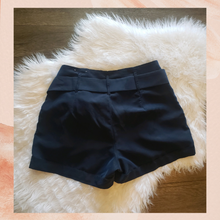 Laden Sie das Bild in den Galerie-Viewer. American Eagle Navy Pleated Cuffed Casual Shorts (Pre-Loved) Size 2