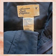 Laden Sie das Bild in den Galerie-Viewer. American Eagle Navy Pleated Cuffed Casual Shorts (Pre-Loved) Size 2
