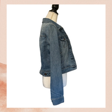 Laden Sie das Bild in den Galerie-Viewer. American Eagle Medium Wash Cropped Denim Jacket (Pre-Loved) Size Large