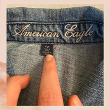 Laden Sie das Bild in den Galerie-Viewer. American Eagle Medium Wash Cropped Denim Jacket (Pre-Loved) Size Large