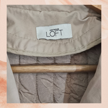 Cargue la imagen en el visor de la galería, Ann Taylor LOFT Tan Khaki Trench Coat (Pre-Loved) OS See Measurements