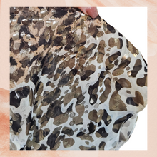 Cargue la imagen en el visor de la galería, Chico's Gold Flecked Animal Print Short Sleeve Shirt (Pre-Loved) M/L See Measurements