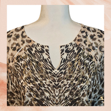 Cargue la imagen en el visor de la galería, Chico's Gold Flecked Animal Print Short Sleeve Shirt (Pre-Loved) M/L See Measurements