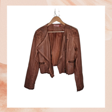 Chargez l'image dans la visionneuse de la galerie, Costa Blanca Brown Cropped Faux Leather Jacket (Pre-Loved) Medium