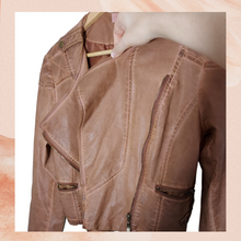 Chargez l'image dans la visionneuse de la galerie, Costa Blanca Brown Cropped Faux Leather Jacket (Pre-Loved) Medium