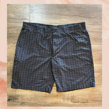 Laden Sie das Bild in den Galerie-Viewer. Dark Gray Plaid Soft Casual Shorts (Pre-Loved) Size 42