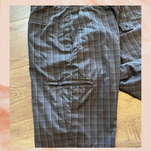 Laden Sie das Bild in den Galerie-Viewer. Dark Gray Plaid Soft Casual Shorts (Pre-Loved) Size 42