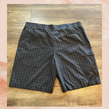 Laden Sie das Bild in den Galerie-Viewer. Dark Gray Plaid Soft Casual Shorts (Pre-Loved) Size 42