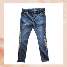 Laden Sie das Bild in den Galerie-Viewer. Dark Wash Rhinestone Embellished Skinny Jeggings (Pre-Loved) Large
