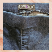 Laden Sie das Bild in den Galerie-Viewer. Dark Wash Rhinestone Embellished Skinny Jeggings (Pre-Loved) Large