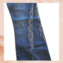 Laden Sie das Bild in den Galerie-Viewer. Dark Wash Rhinestone Embellished Skinny Jeggings (Pre-Loved) Large