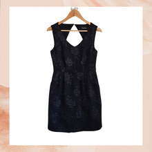 Carica l'immagine nel visualizzatore della galleria, Ellen Tracy Black Floral Sleeveless Sheath Dress (Pre-Loved) Size 4
