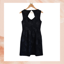 Carica l'immagine nel visualizzatore della galleria, Ellen Tracy Black Floral Sleeveless Sheath Dress (Pre-Loved) Size 4