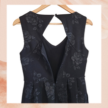 Carica l'immagine nel visualizzatore della galleria, Ellen Tracy Black Floral Sleeveless Sheath Dress (Pre-Loved) Size 4