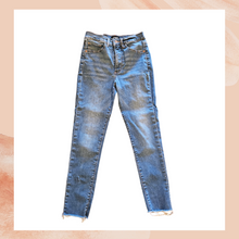 Load image into Gallery viewer, Express Medium Wash Raw Hem Cropped Skinny Jeans (Pre-Loved) Size 4R