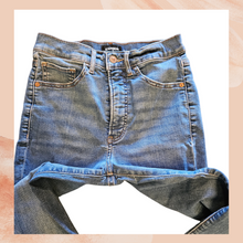 Load image into Gallery viewer, Express Medium Wash Raw Hem Cropped Skinny Jeans (Pre-Loved) Size 4R