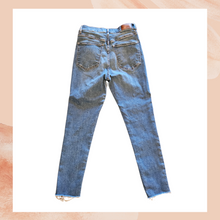 Load image into Gallery viewer, Express Medium Wash Raw Hem Cropped Skinny Jeans (Pre-Loved) Size 4R