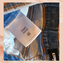 Load image into Gallery viewer, Express Medium Wash Raw Hem Cropped Skinny Jeans (Pre-Loved) Size 4R