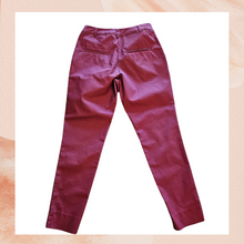 Cargue la imagen en el visor de la galería, H&M Burgundy Ankle Pixie Slacks (Pre-Loved) Size 4