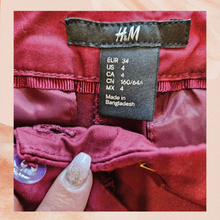 Cargue la imagen en el visor de la galería, H&M Burgundy Ankle Pixie Slacks (Pre-Loved) Size 4