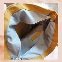 Laden Sie das Bild in den Galerie-Viewer. Hairoo Mustard Large Bucket Shoulder Shelly Bag (Pre-Loved)