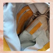 Laden Sie das Bild in den Galerie-Viewer. Hairoo Mustard Large Bucket Shoulder Shelly Bag (Pre-Loved)