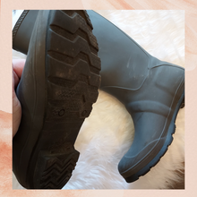 Carica l'immagine nel visualizzatore della galleria, Kamik Dark Gray Tall Rubber Rain Boots (Pre-Loved) Size 9