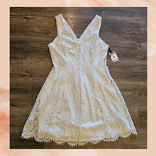 Carregue a imagem no visualizador da Galeria, Kensie White Metallic Lace Sleeveless Fit and Flare Dress NWT Size 16