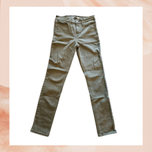 Carregue a imagem no visualizador da Galeria, Levi's Slimming Skinny Olive Green Jeans (Pre-Loved) Size 29