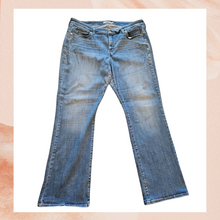 Carregue a imagem no visualizador da Galeria, Levi's Med Wash 415 Relaxed Bootcut Jeans (Pre-Loved) Size 20W