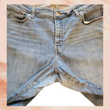 Carregue a imagem no visualizador da Galeria, Levi's Med Wash 415 Relaxed Bootcut Jeans (Pre-Loved) Size 20W