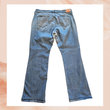Carregue a imagem no visualizador da Galeria, Levi's Med Wash 415 Relaxed Bootcut Jeans (Pre-Loved) Size 20W