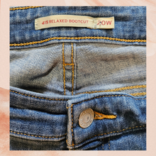 Carregue a imagem no visualizador da Galeria, Levi's Med Wash 415 Relaxed Bootcut Jeans (Pre-Loved) Size 20W