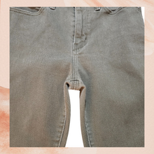 Carregue a imagem no visualizador da Galeria, Levi's Slimming Skinny Olive Green Jeans (Pre-Loved) Size 29