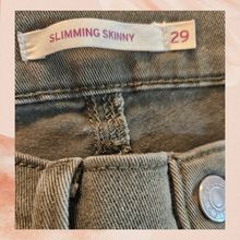 Carregue a imagem no visualizador da Galeria, Levi's Slimming Skinny Olive Green Jeans (Pre-Loved) Size 29