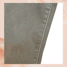 Carregue a imagem no visualizador da Galeria, Levi's Slimming Skinny Olive Green Jeans (Pre-Loved) Size 29