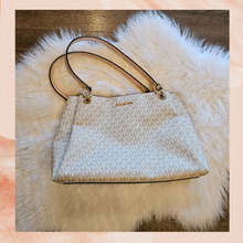 Carregue a imagem no visualizador da Galeria, Michael Kors Trisha Large Vanilla Pebbled Leather Shoulder Bag NWT