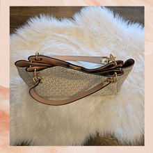 Carregue a imagem no visualizador da Galeria, Michael Kors Trisha Large Vanilla Pebbled Leather Shoulder Bag NWT